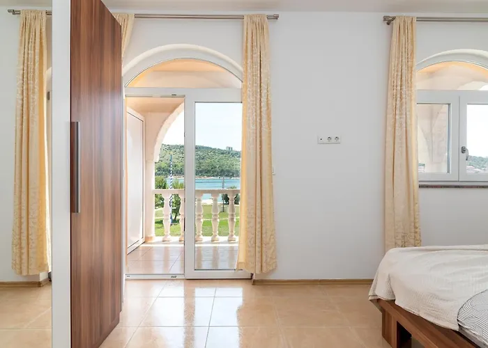 Jurica 公寓 *